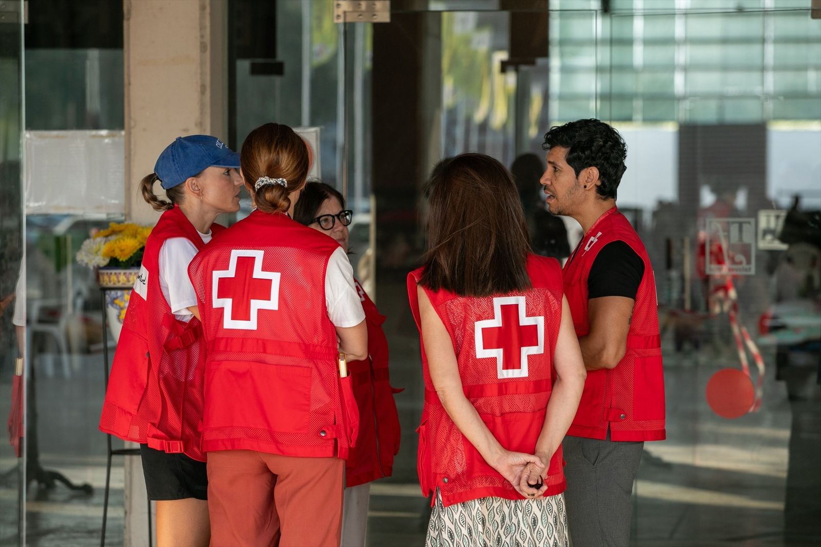 Un grupo de voluntarios de Cruz Roja atienen de a los desalojados
