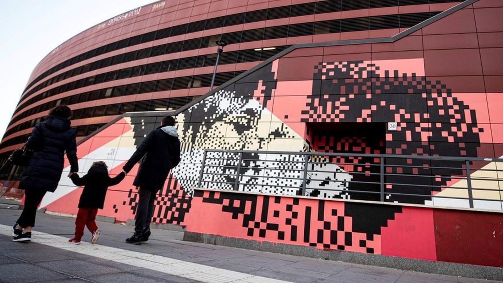 Roma inaugura el primer mural con un beso homosexual de Italia