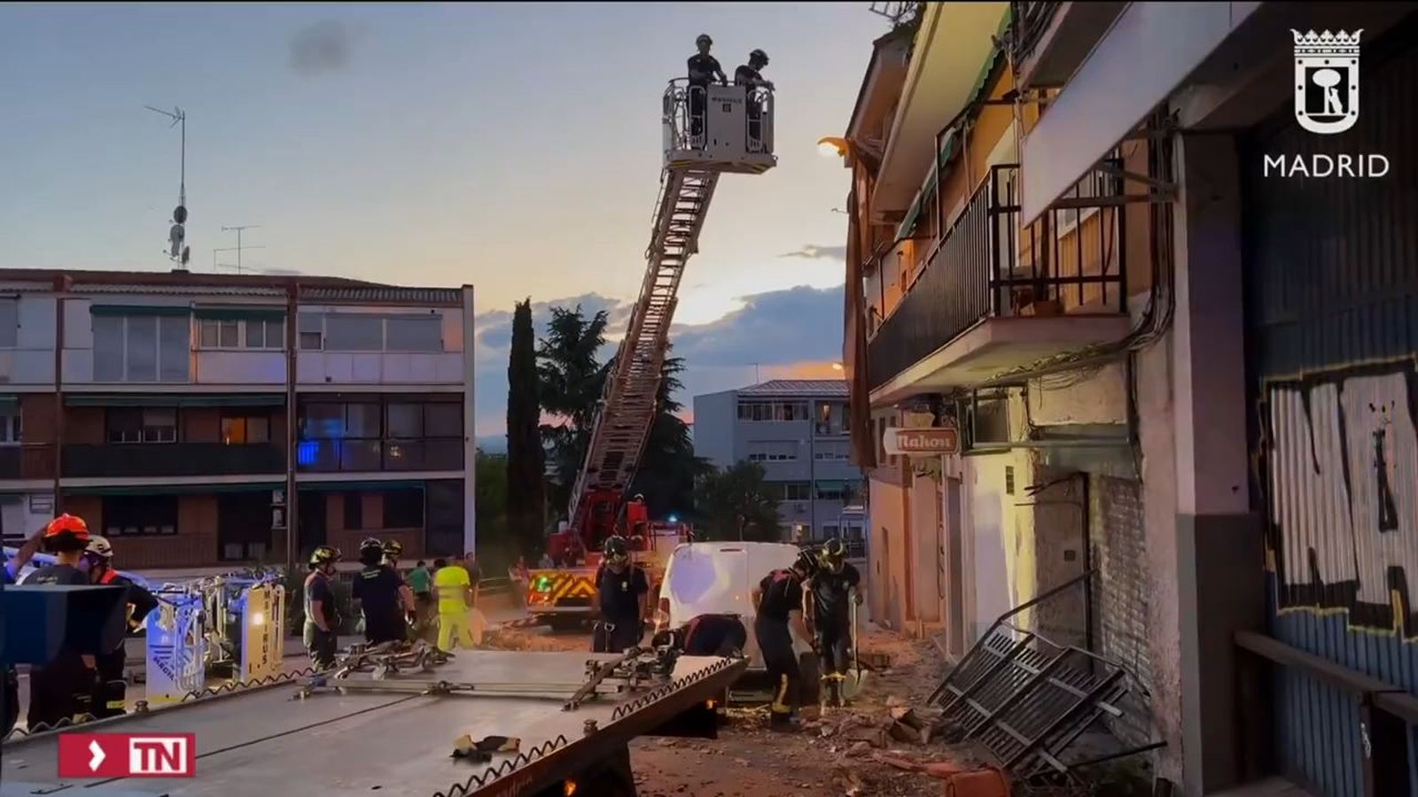 Heridos por una cornisa caída