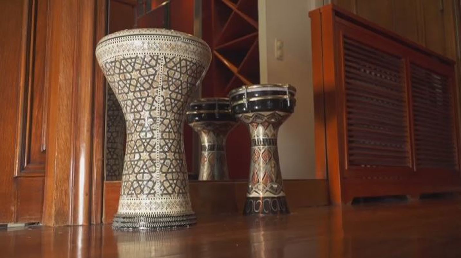 Y en su casa, por supuesto, no pueden faltar los instrumentos de percusión. En este caso, darbukas.