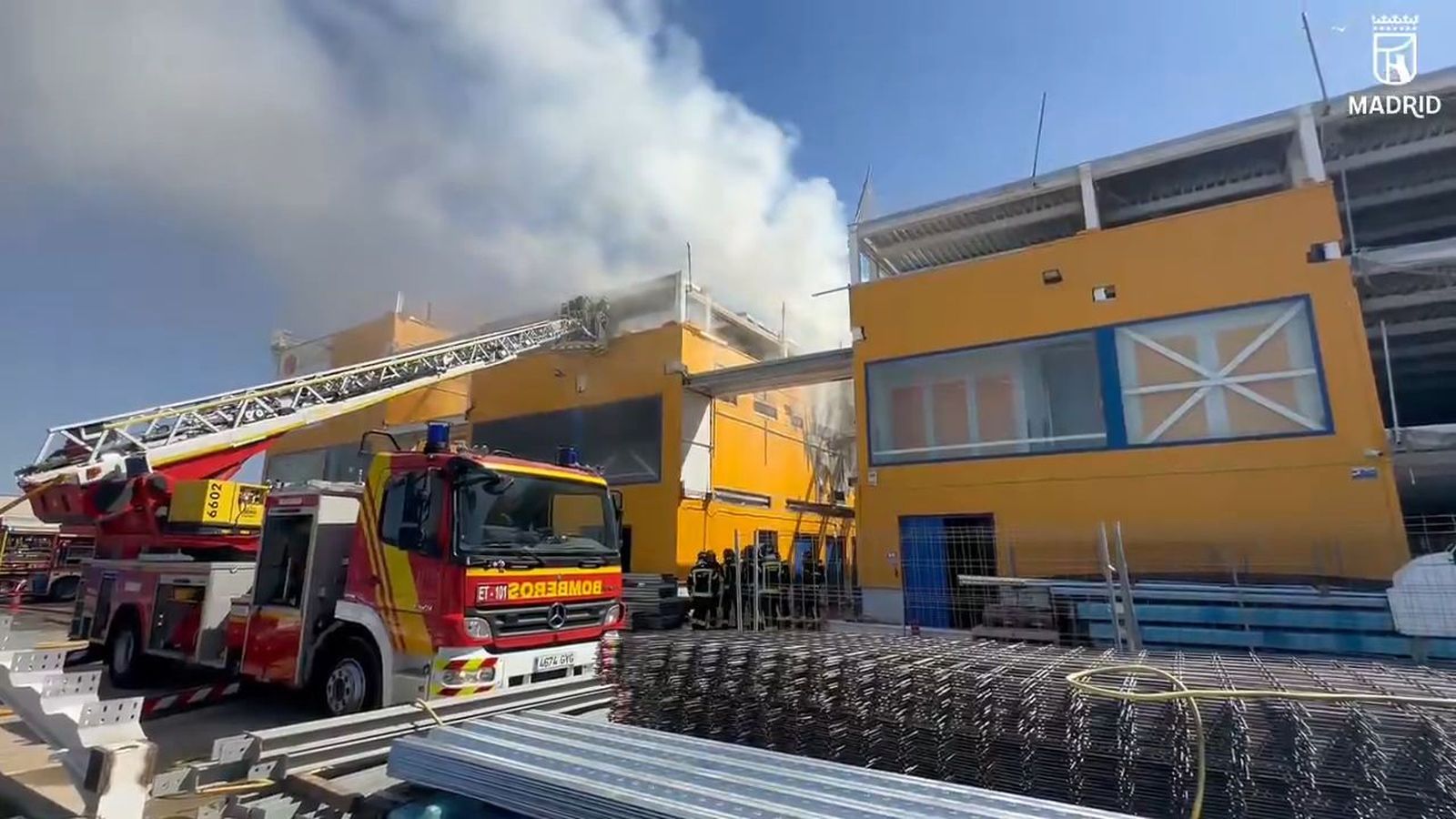 Un incendio sin heridos en una nave del polígono Marconi causa una gran columna de humo en Villaverde
