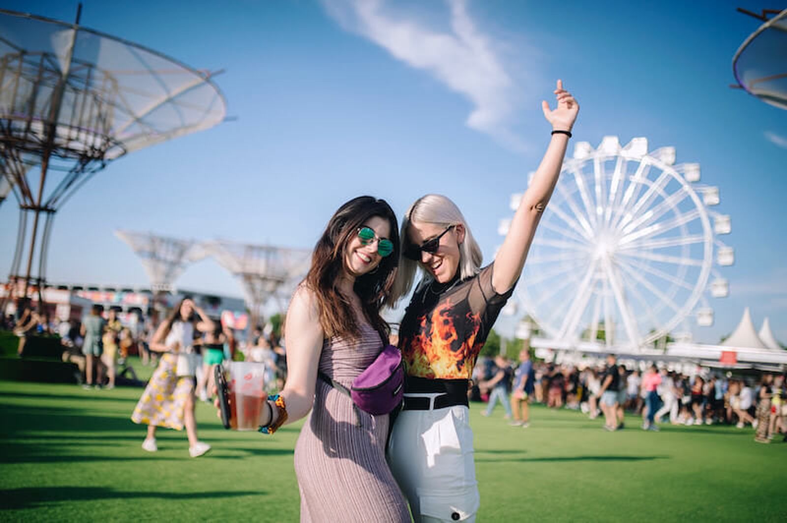 Dos chicas en el recinto de Mad Cool