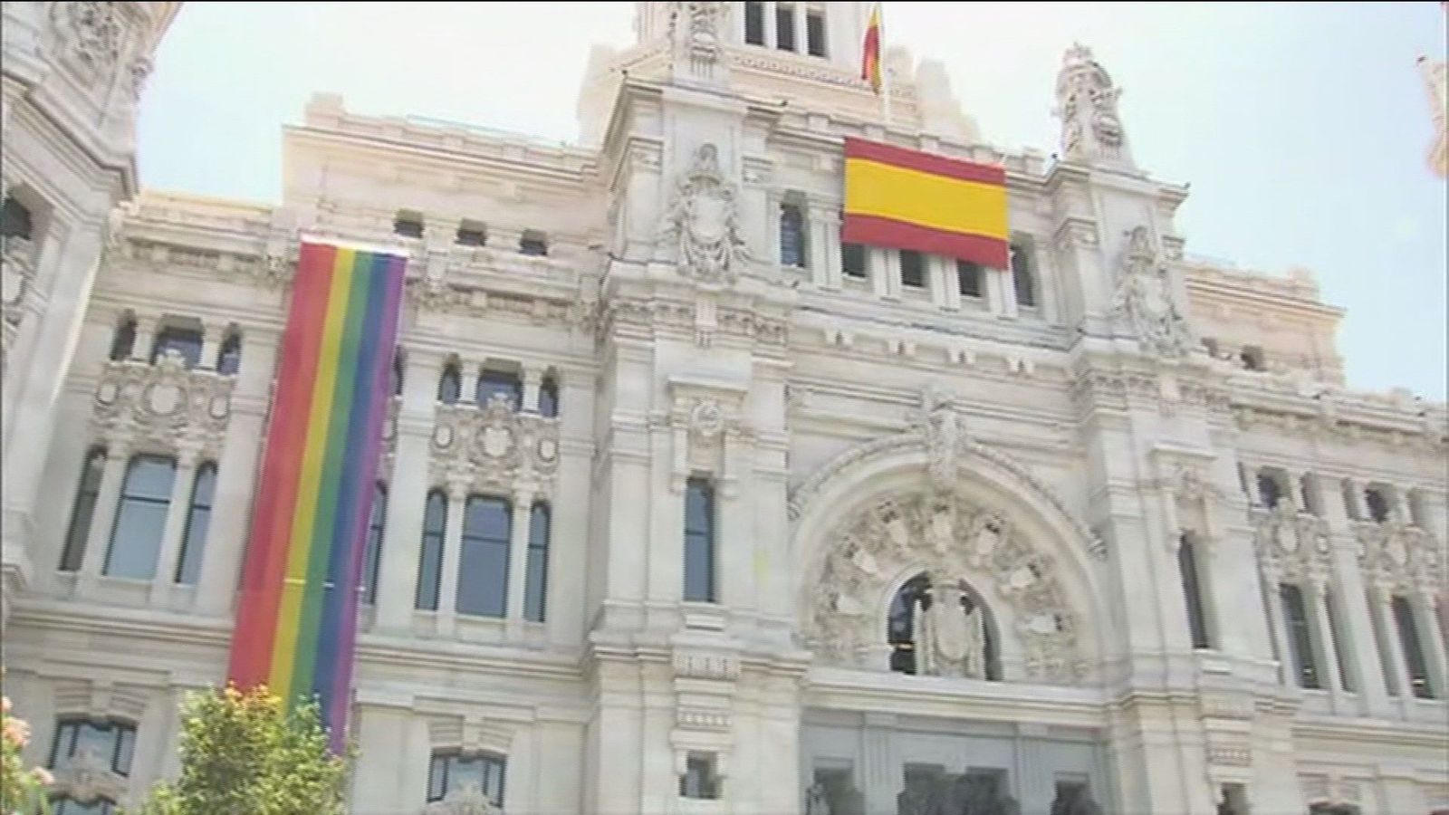 Mas Madrid y la FELGTB critican el emplazamiento de la bandera arco iris en el Ayuntamiento