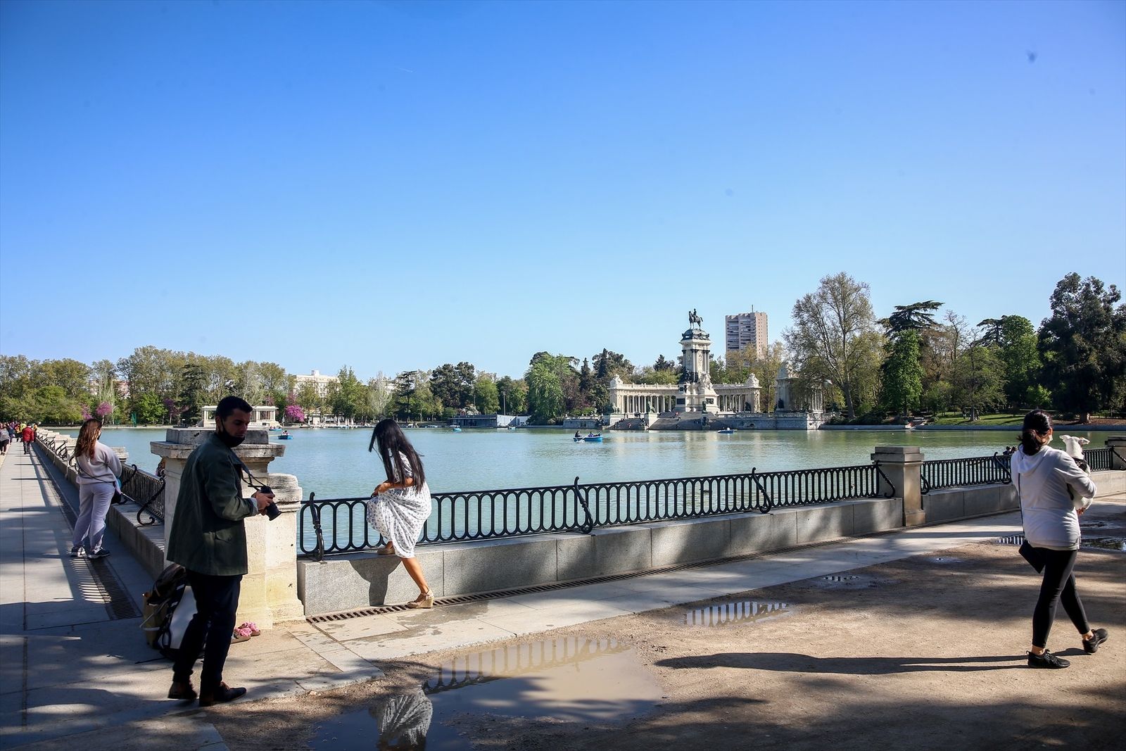 Personas pasean por el Parque del Retiro
