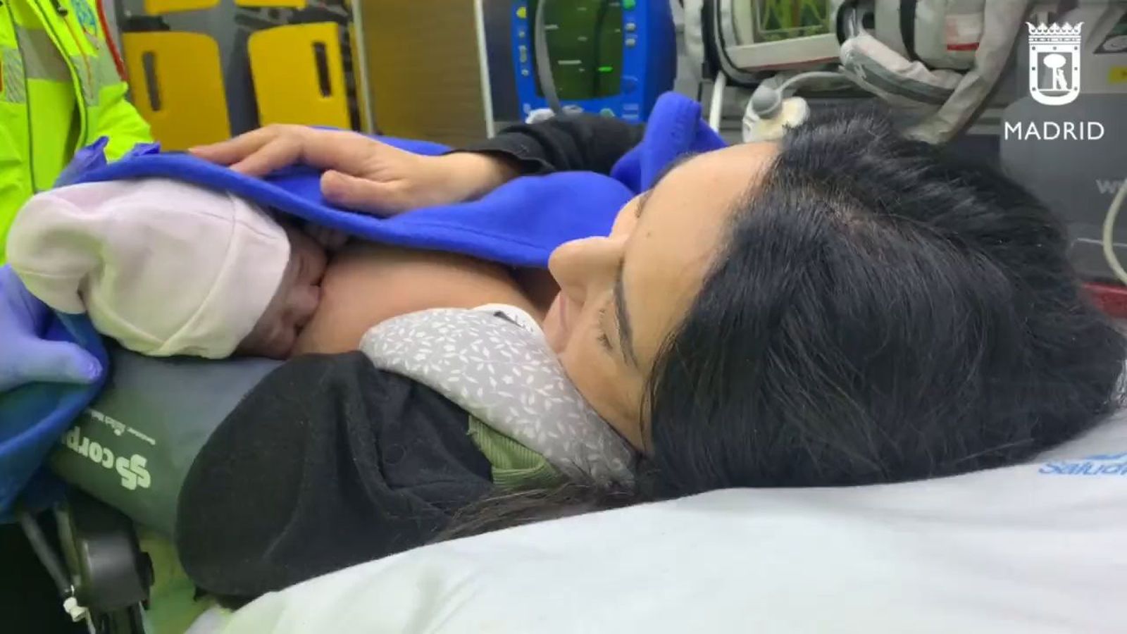 Una mujer da a luz a su hija Zaira en plena calle de Hortaleza