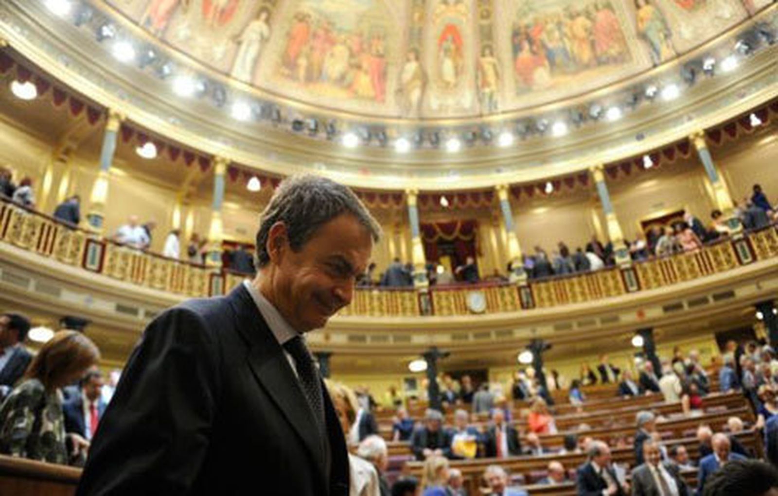 Zapatero, cabizbajo, en el Congreso de los diputados