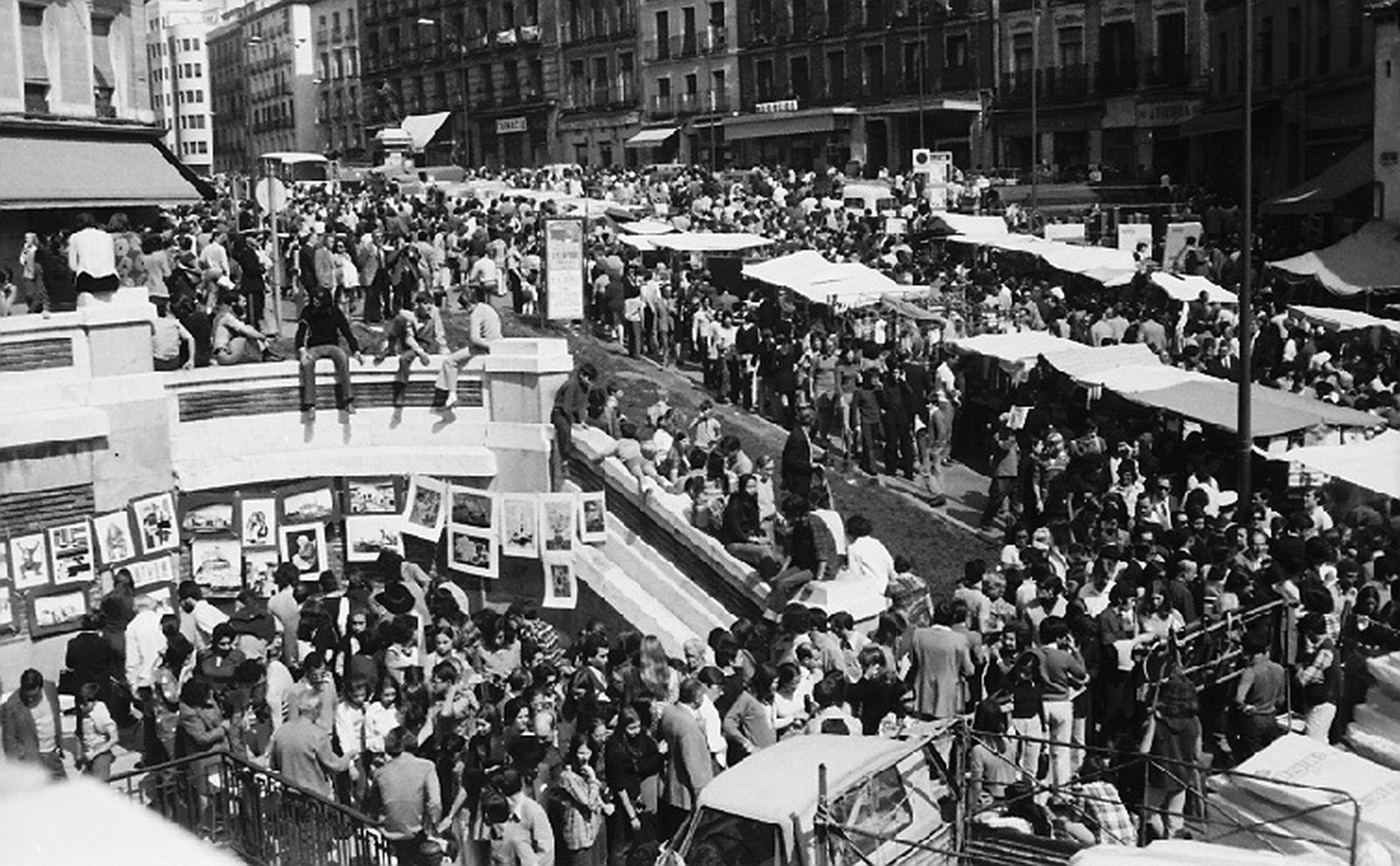 Vista de la Ribera de Curtidores, un domingo de Rastro