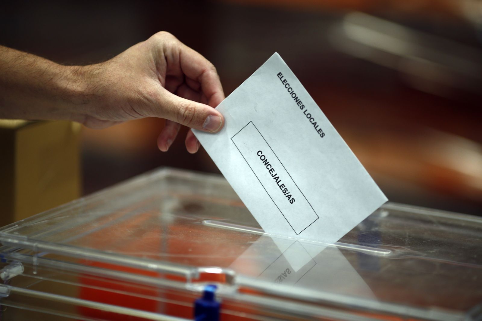 Un hombre deposita su voto en la urna