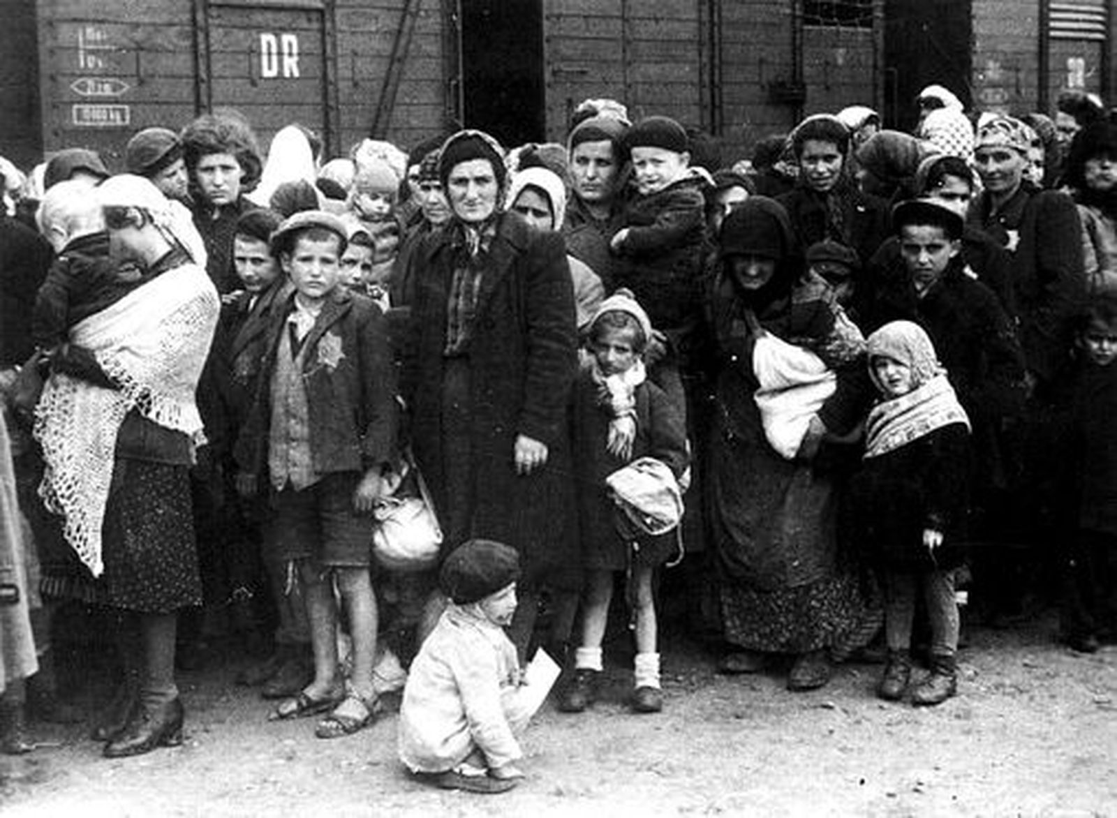 Mujeres y niños judíos con destino a campos de exterminio