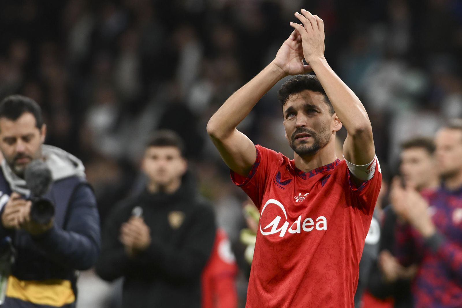 El defensa del Sevilla Jesús Navas, aplaude al público del Bernabéu tras su último partido como futbolista profesional
