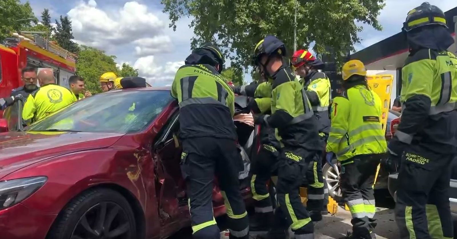 Bomberos actúan en un accidente en la calle Alcalá