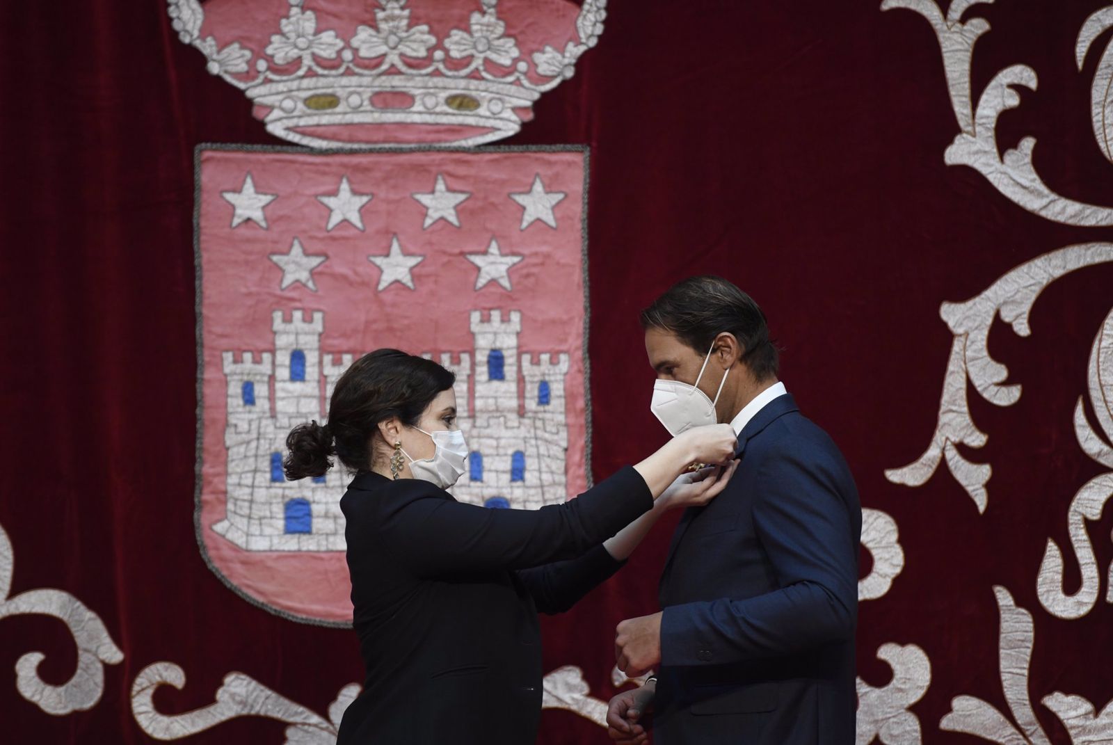 Rafael Nadal es condecorado por la presidenta de Madrid con la Gran Cruz de la Comunidad de Madrid