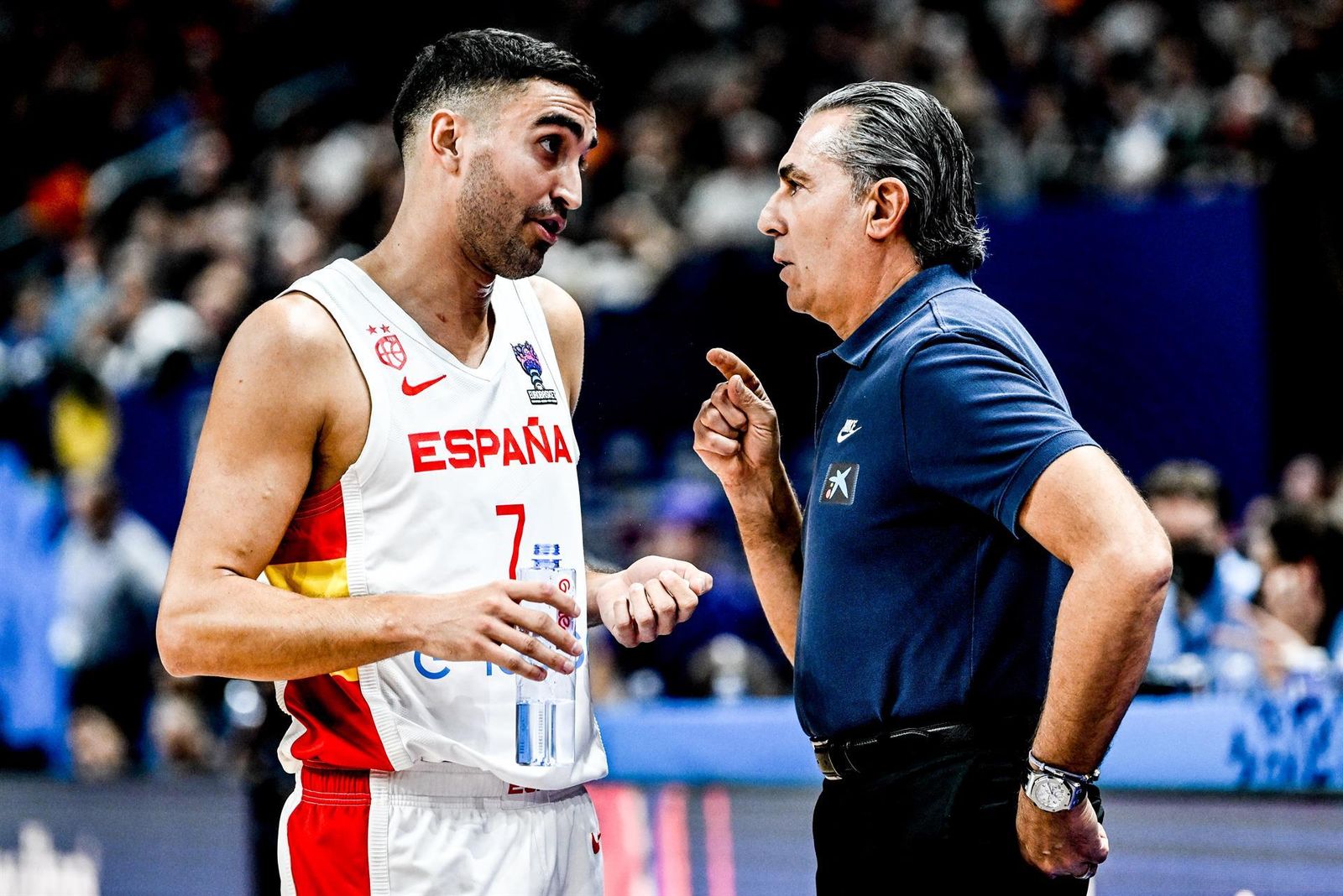 Sergio Scariolo da instrucciones a Jaime Fernandez durante la final del Eurobasket 2022 en Berlín