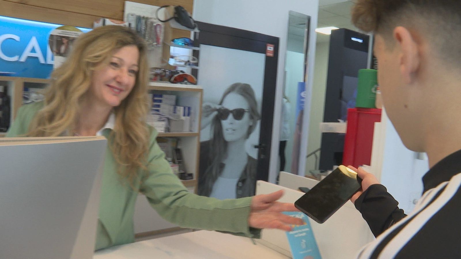 Comercios de Boadilla ofrecen móviles a menores que necesiten llamar con urgencia