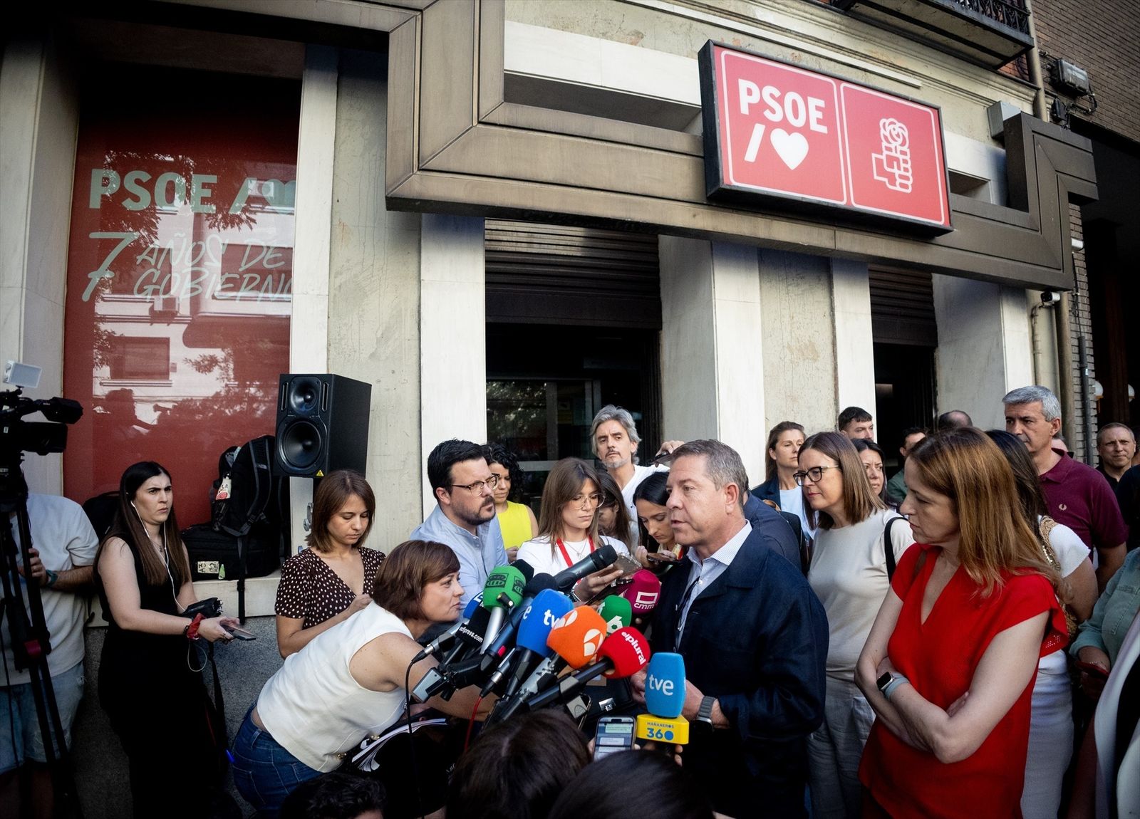 García-Page habla a la prensa ante la sede del PSOE en Ferraz