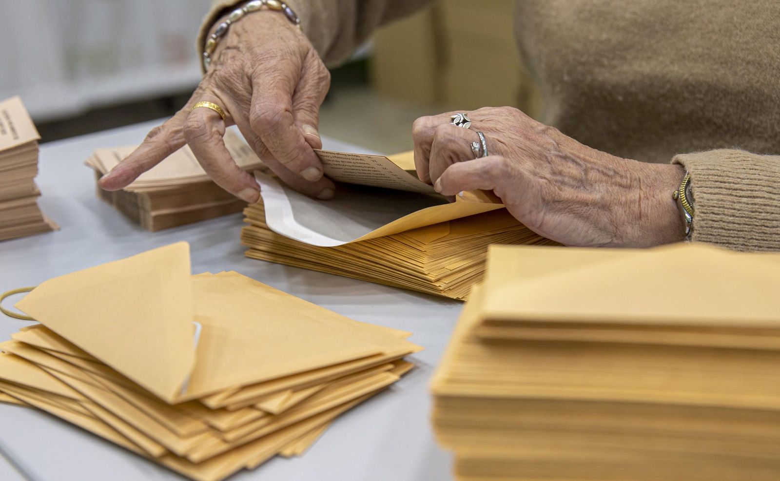 Sindicatos de Correos piden refuerzos al "cuadriplicarse" el voto por correo