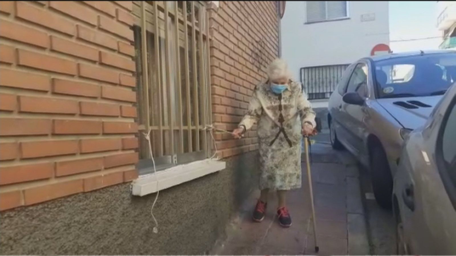 La pesadilla de las caídas por culpa de una acera empinada y sin barandilla en Sanse