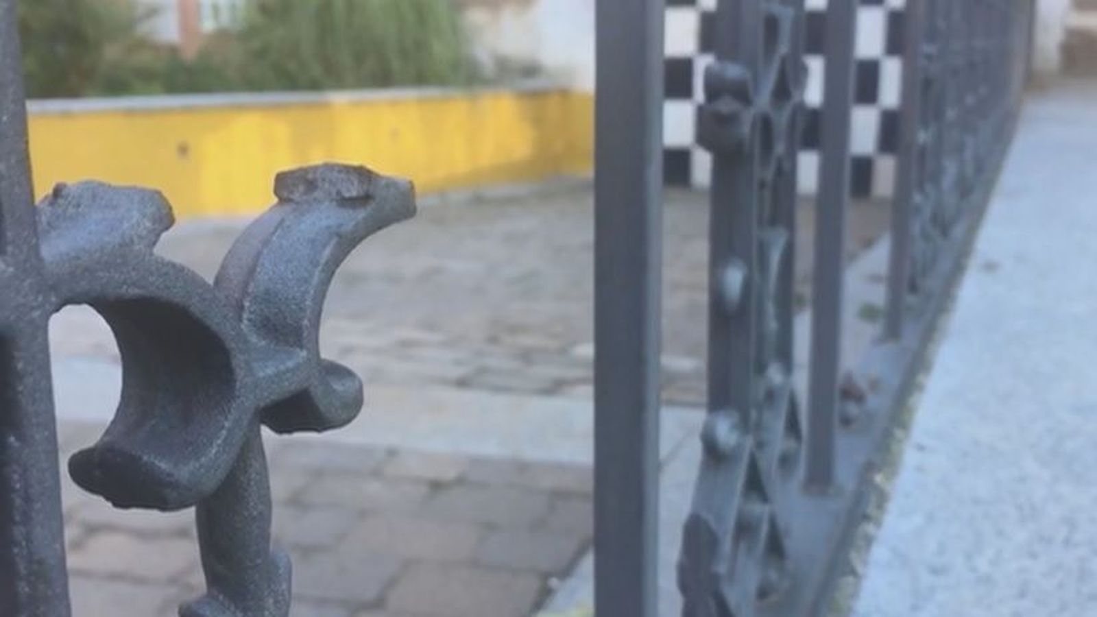 Un niño se golpea la cabeza contra una verja oxidada en un parque infantil de Camarma
