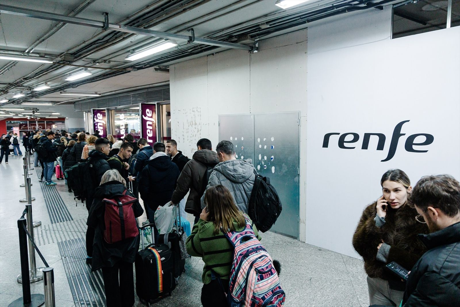 Personas haciendo cola en atención al cliente de Renfe de la estación Madrid Puerta de Atocha - Almudena Grandes
