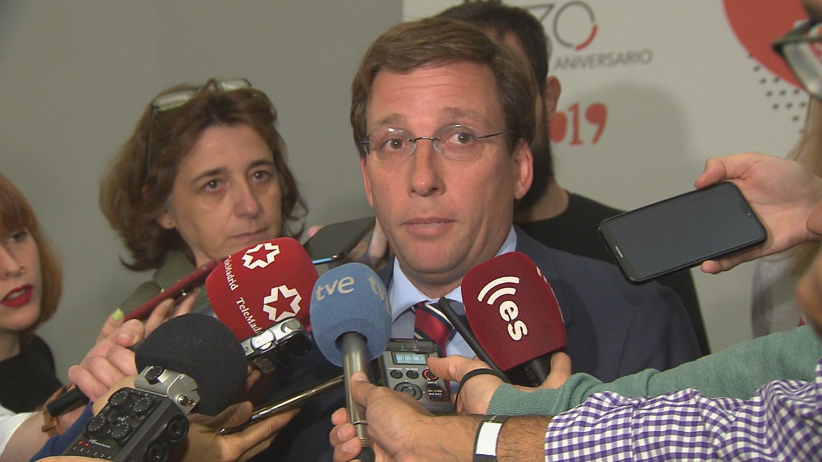 Almeida exige al Gobierno recursos para los refugiados porque Madrid está "al límite"
