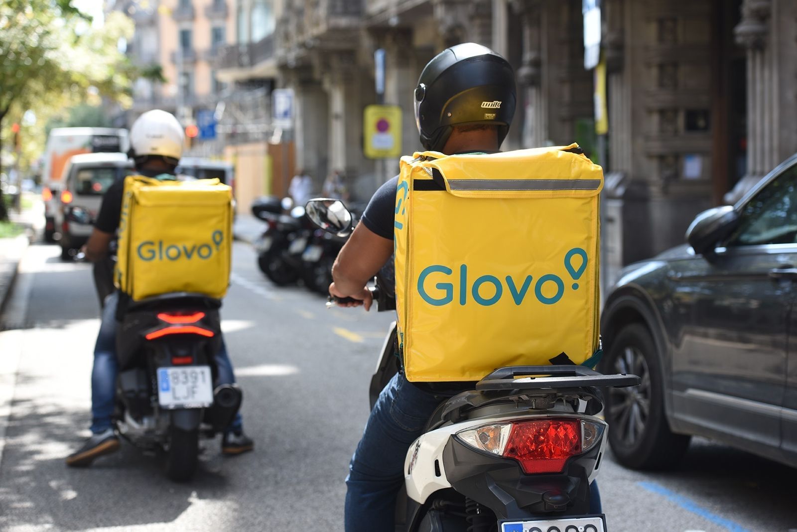 Dos repartidores de Glovo