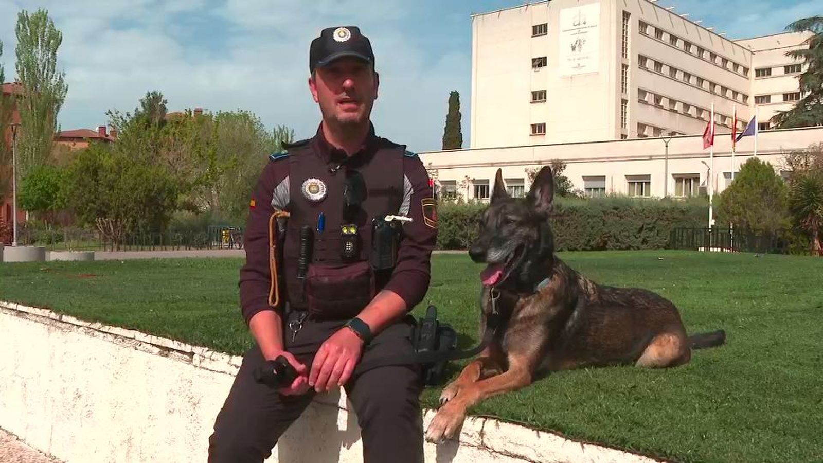 Alcalá estrena unidad canina para el control del menudeo y venta de drogas en institutos