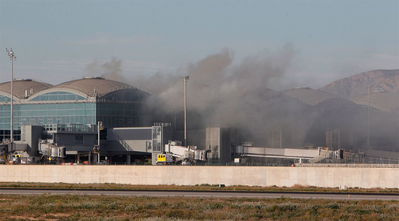 Cuatro vuelos desviados por un incendio en el aeropuerto de Alicante