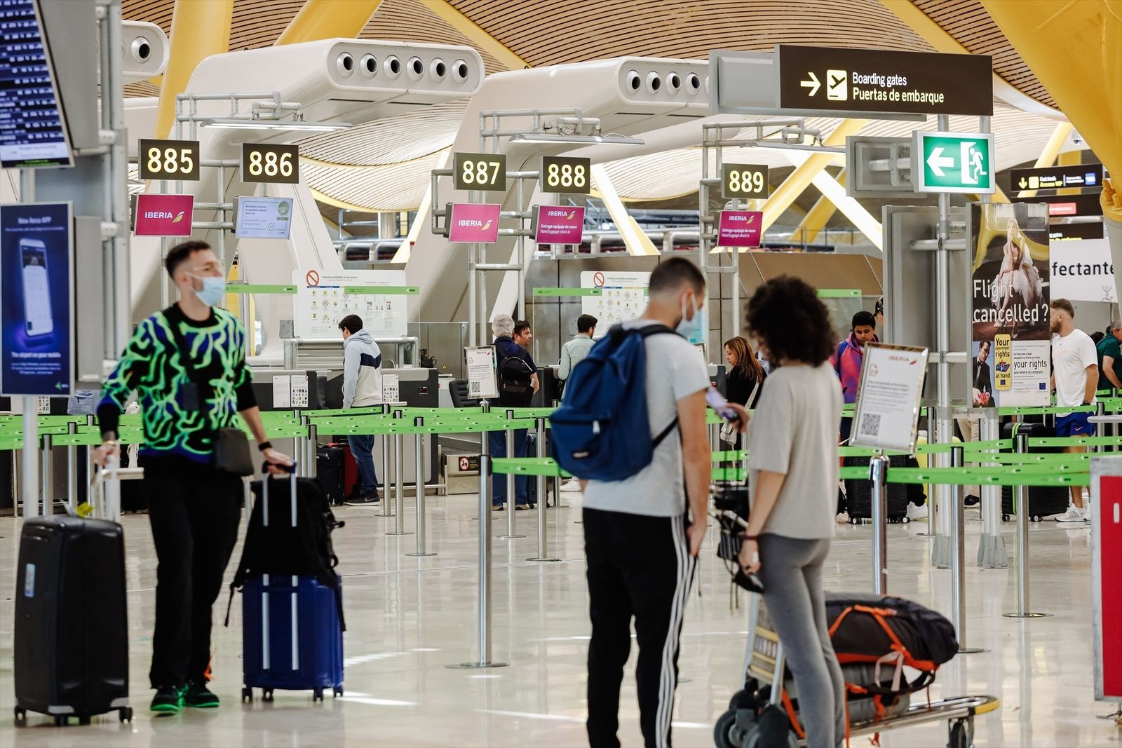 Pasajeros con sus maletas en la Terminal 4 del Aeropuerto Adolfo Suárez Madrid Barajas