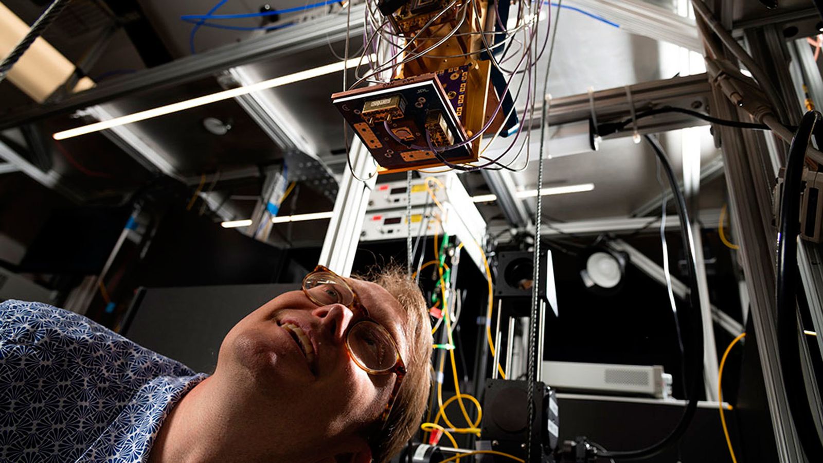 Matt Shaw dirige el trabajo del detector superconductor PEACOQ