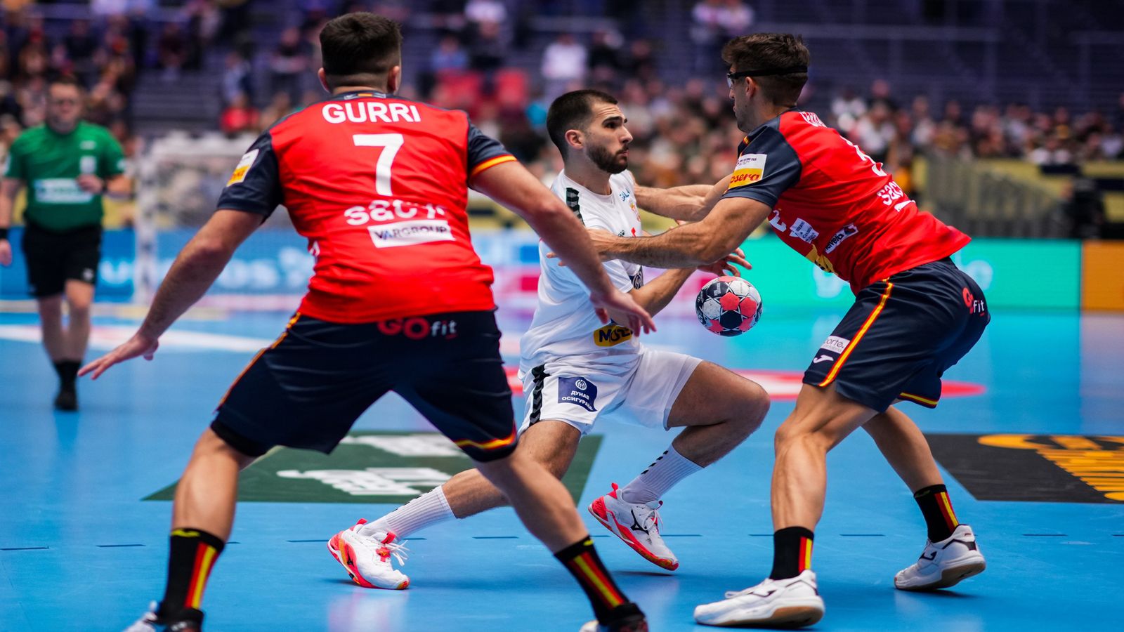 España gana a Serbia