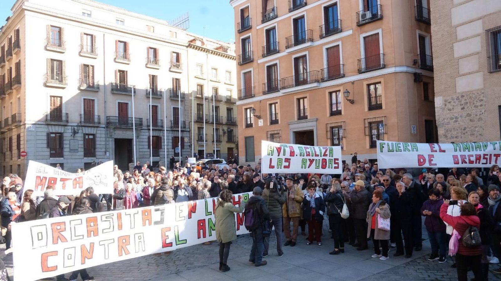 Protesta de los vecinos de Orcasitas en la Plaza de la Villa