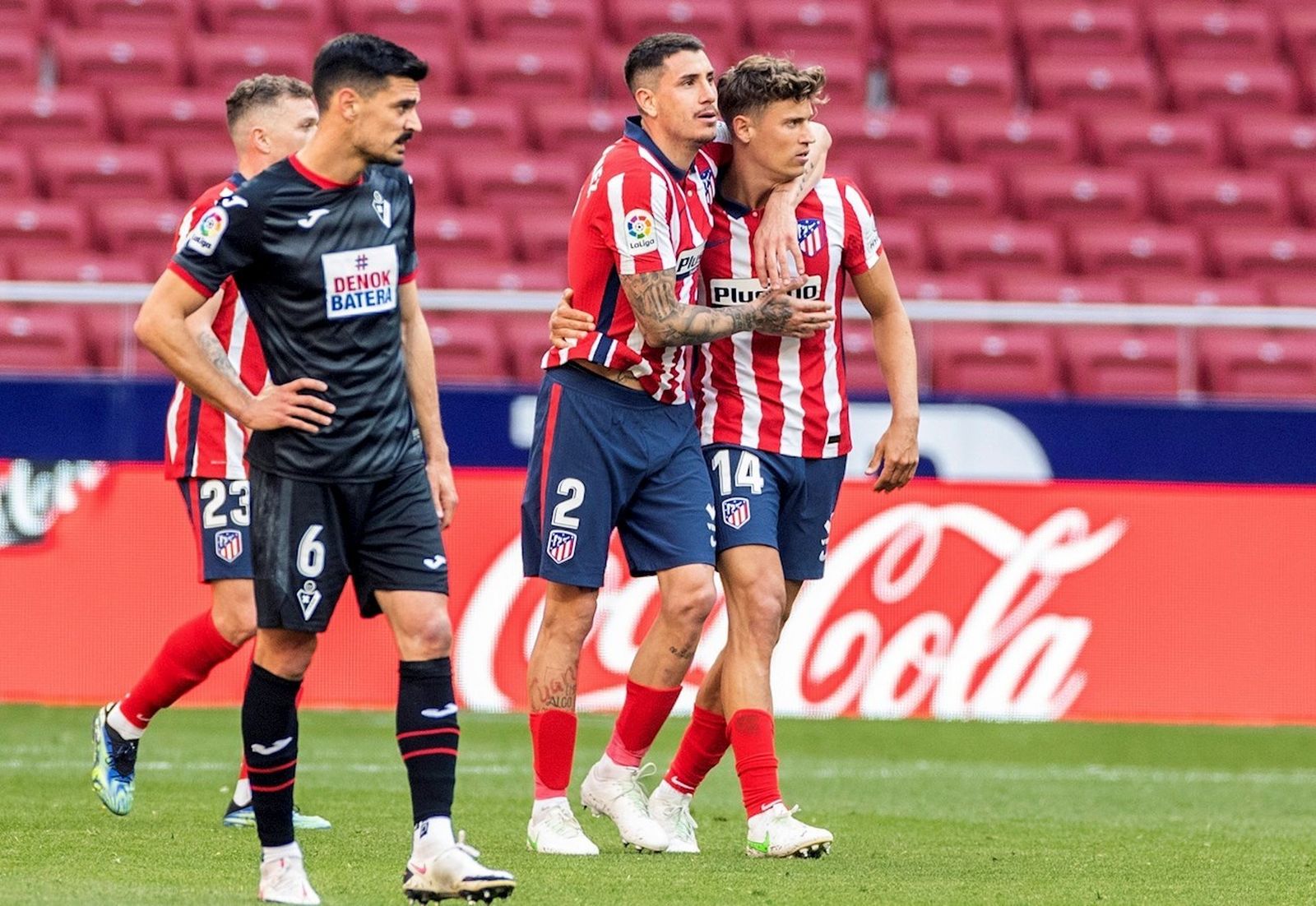 Giménez y Marcos Llorente ante el Eibar