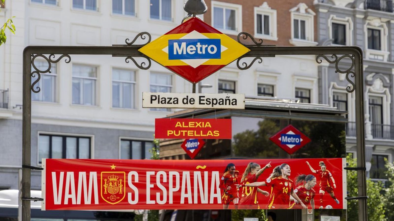 Metro de Madrid añade los nombres de las capitanas a la estación de Plaza España como apoyo a la selección en la Eurocopa