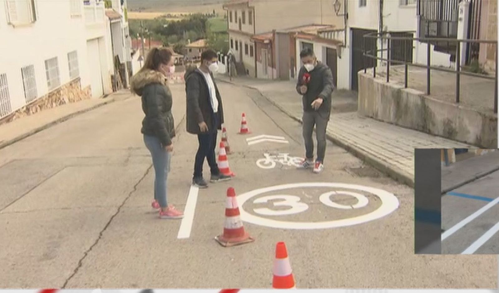 Indignación y asombro de los vecinos de Torres de la Alameda por el carril bici que el ayuntamiento ha colocado al pie de sus casas