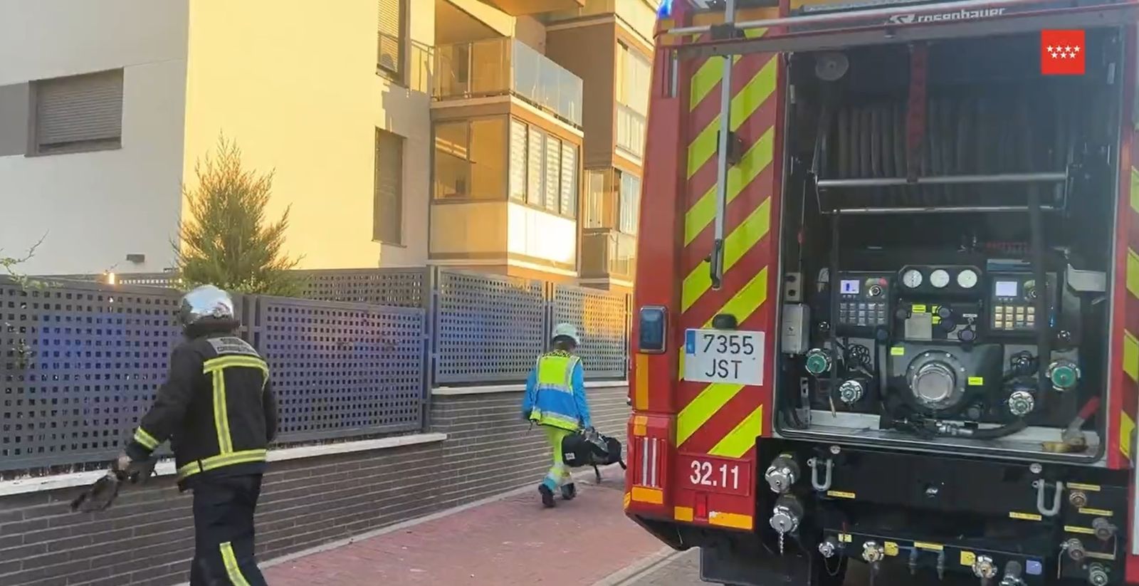 Bomberos de la Comunidad extinguen el incendio en la pérgola de una vivienda de Móstoles