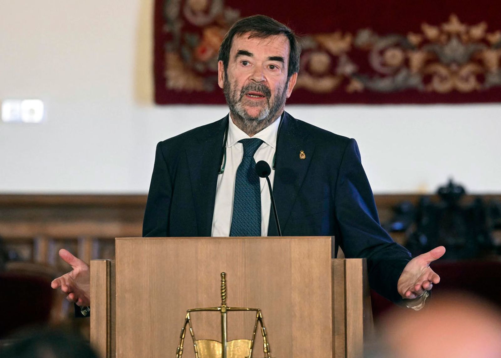 Guilarte:  "Cuando un tonto va por la linde y la linde se acaba, el tonto  sigue"
