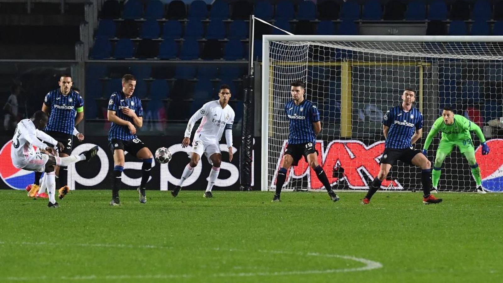 Mendy marca al Atalanta