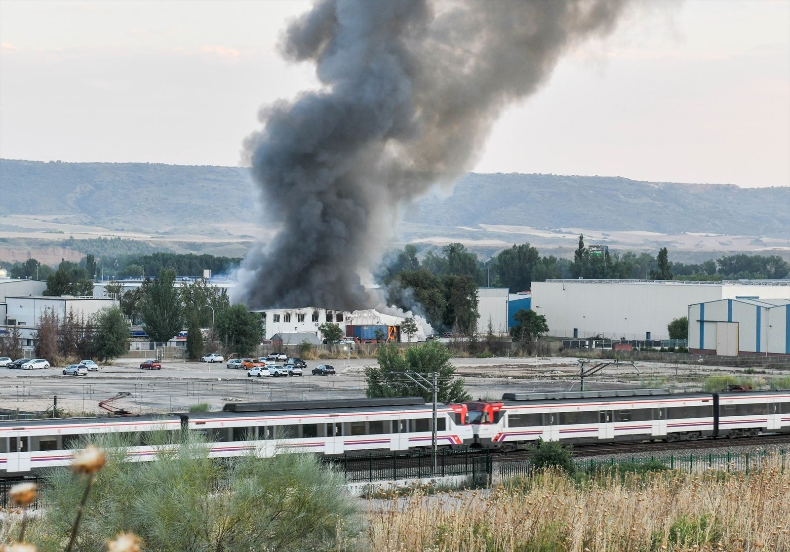 Incendio en una empresa de baterías de litio y de pilas, en Azuqueca de Henares