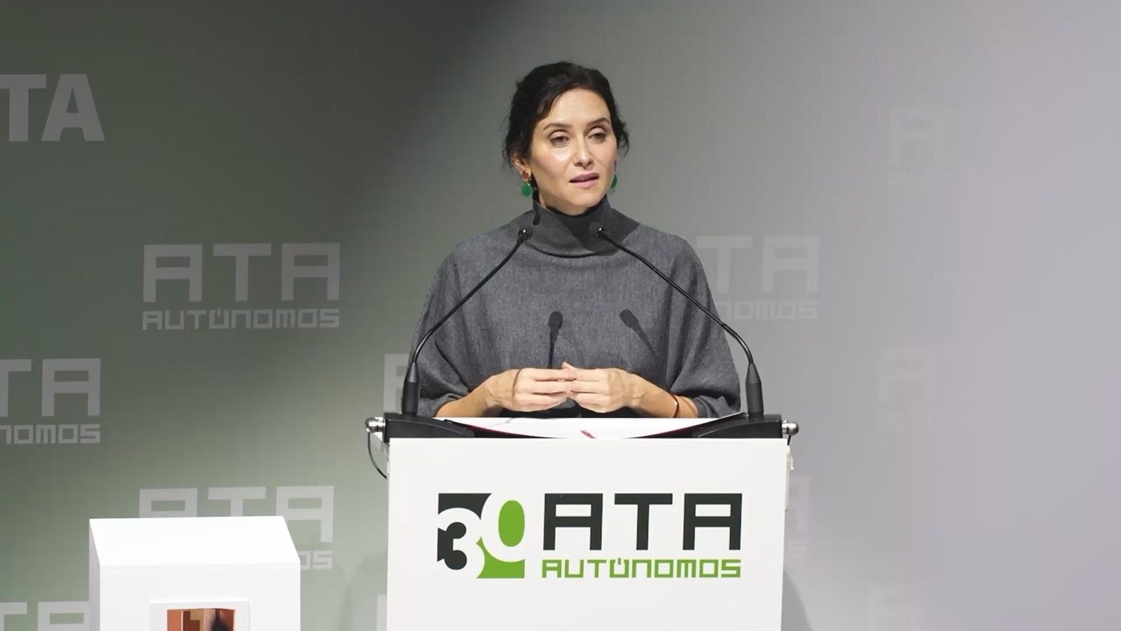 Ayuso anuncia que los presupuestos de 2026 recogen un incremento del 17,7% en ayudas a los autónomos