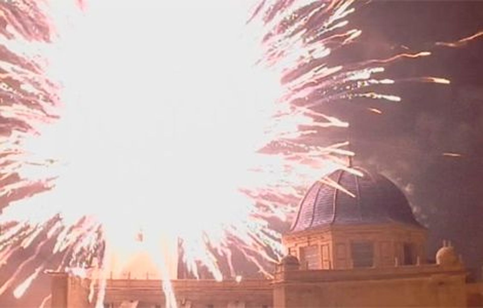 Tres heridos graves y 20 leves al prender un cohete antes  de tiempo en la Nit de L'Alba de Elche
