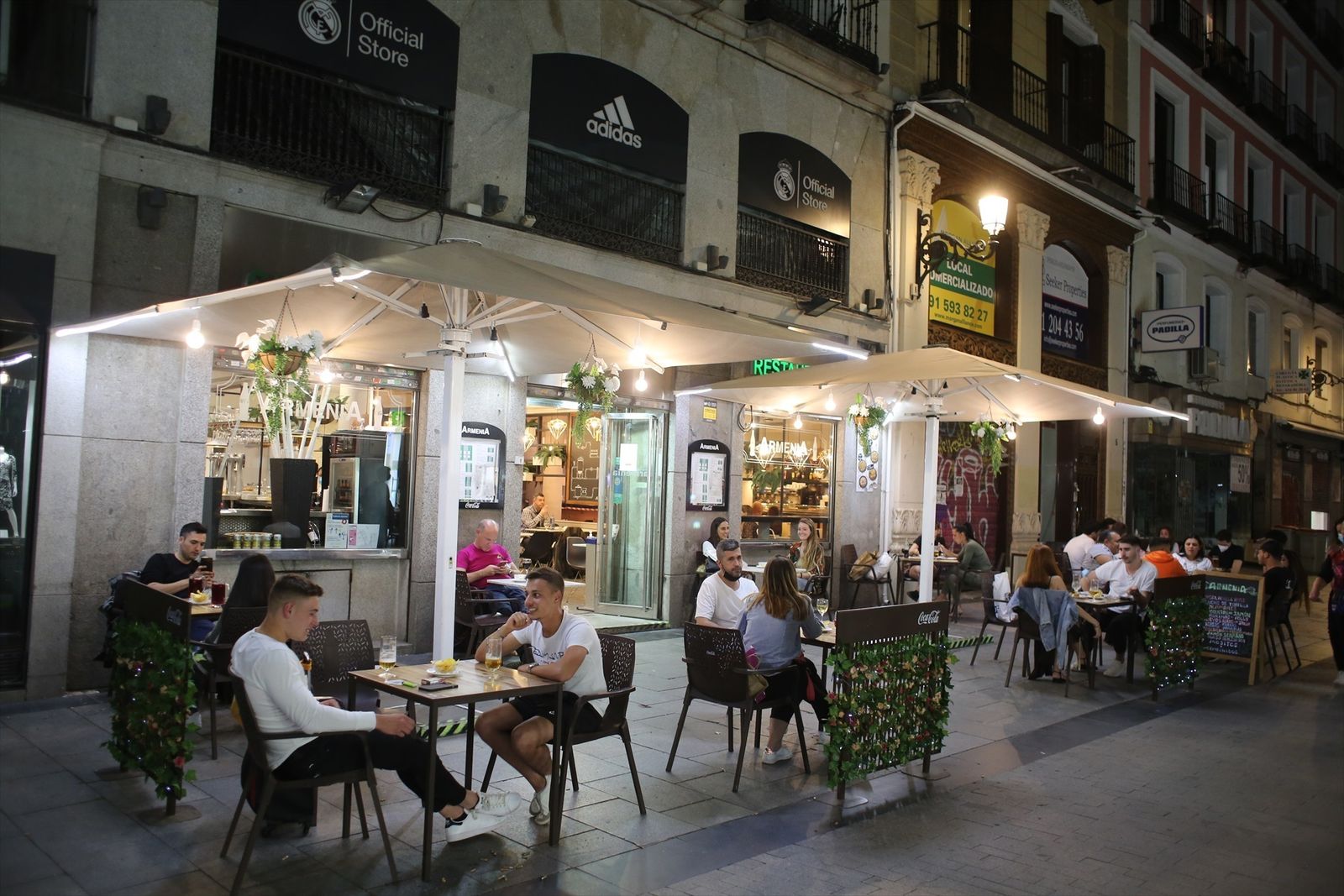 Personas en la terraza de un restaurante