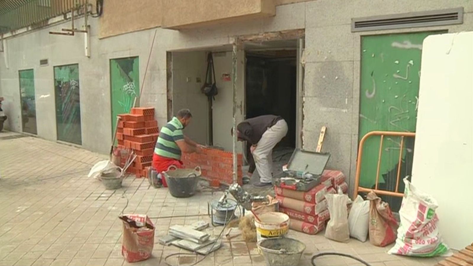 Vecinos de San Blas tapian una sucursal 'okupada'