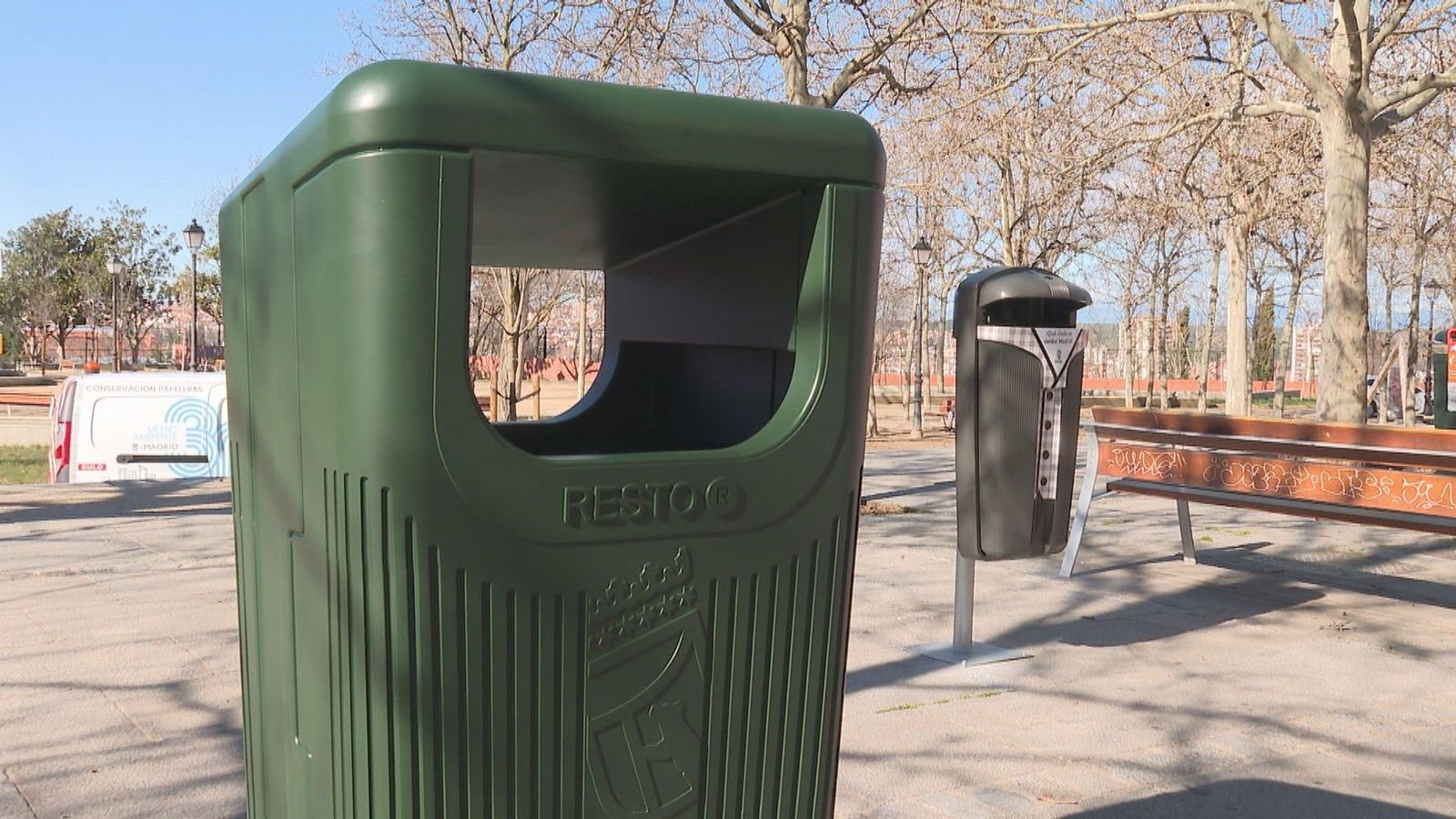 Madrid instalará 2.000 papeleras XXL en sus parques: más capacidad y boca ampliada