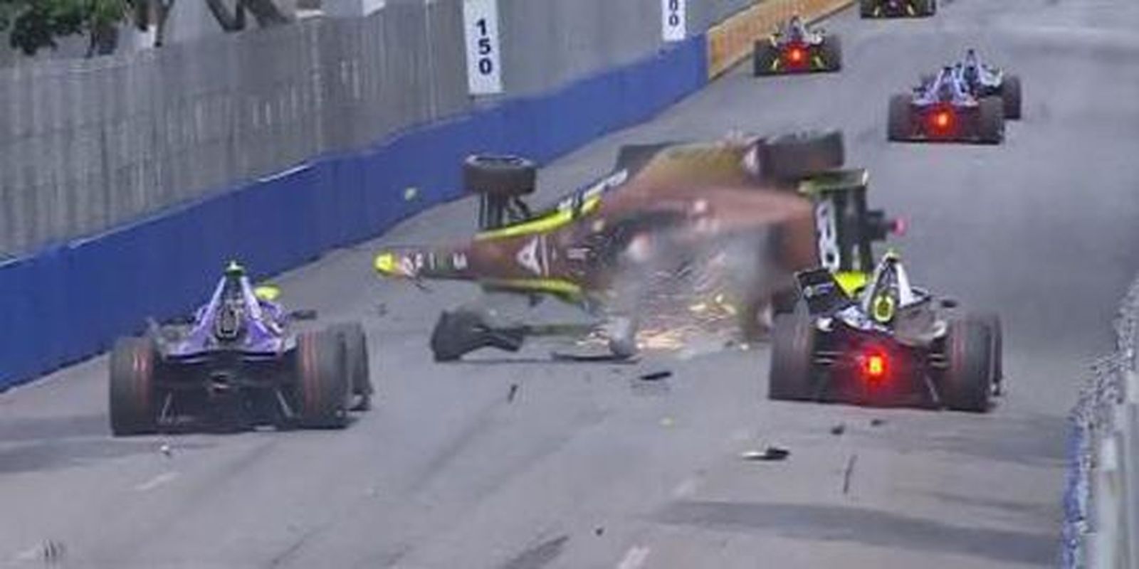 Espectacular accidente de Pepe Martí en la Fórmula E