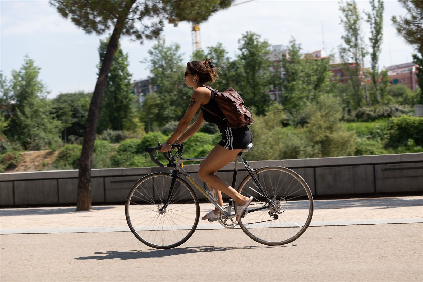 Una persona monta en bicicleta en un parque,