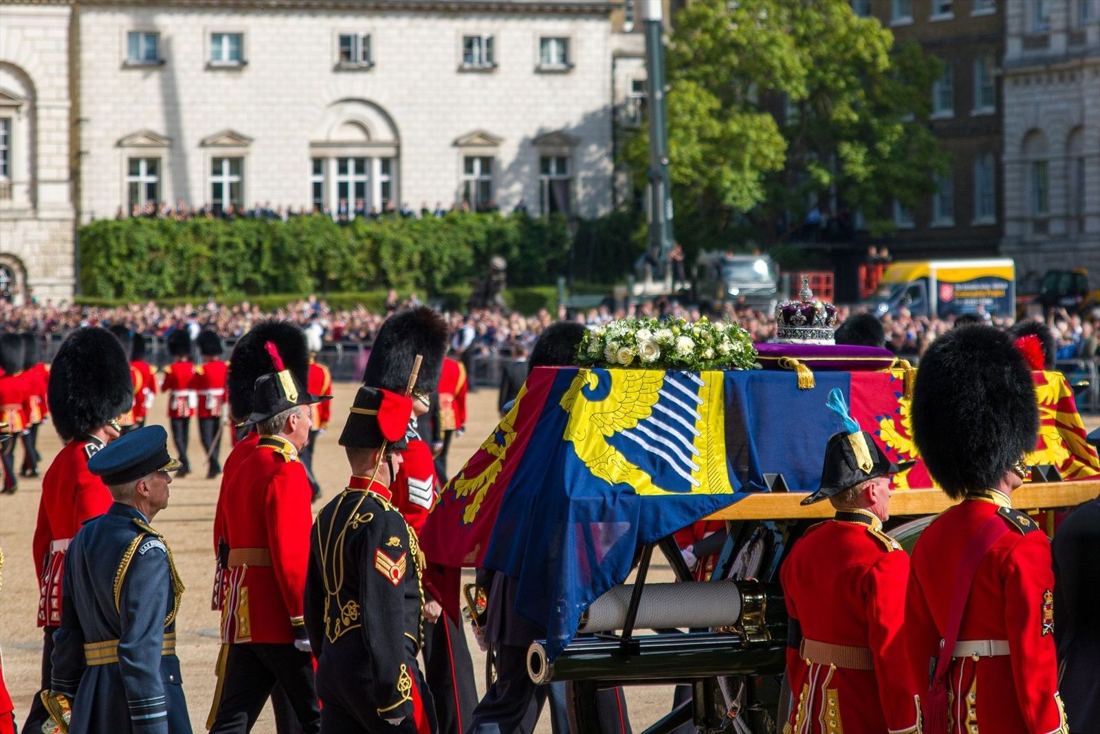 El féretro de Isabel II llega al Palacio de Westminster y la capilla ardiente permanecerá abierta hasta el próximo lunes