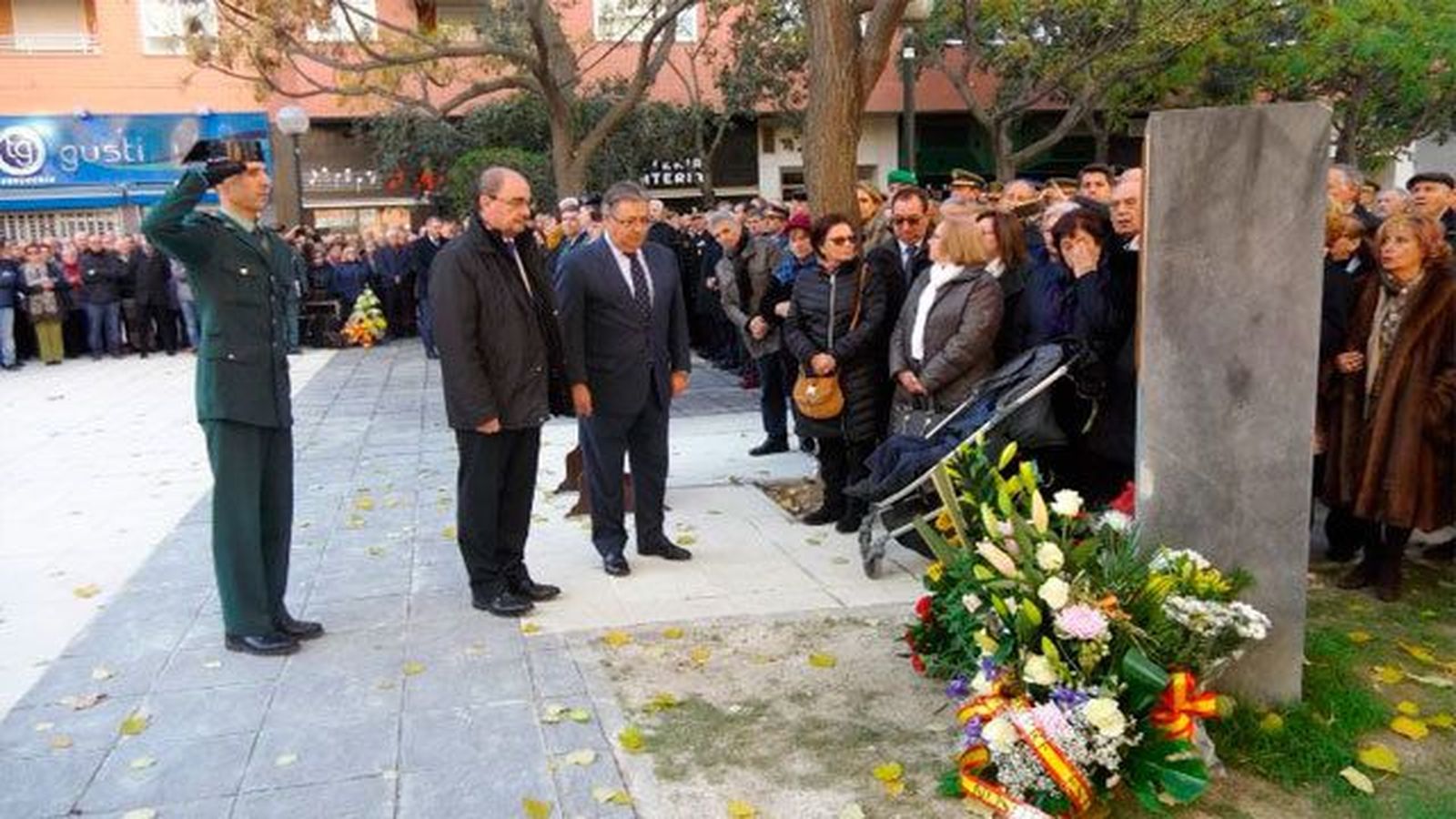 Zoido destaca el "ejemplo ético" de las víctimas y exige a ETA que se disuelva y pida perdón