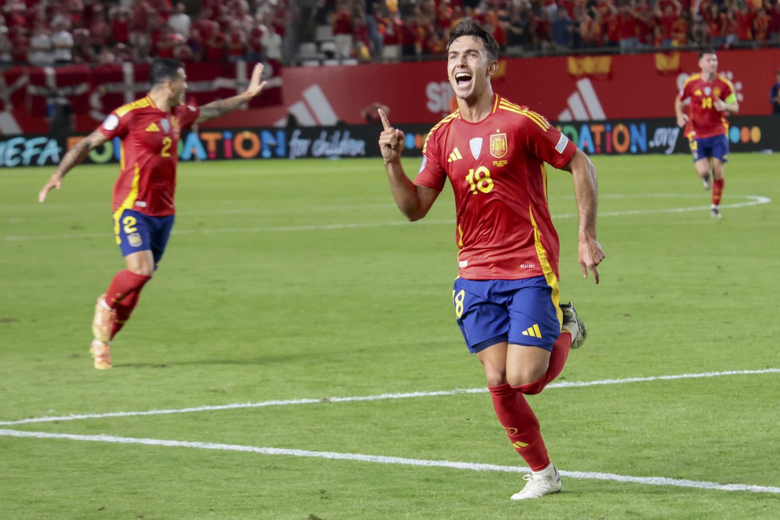 El centrocampista de la selección española Martín Zubimendi celebra el gol conseguido ante Dinamarca