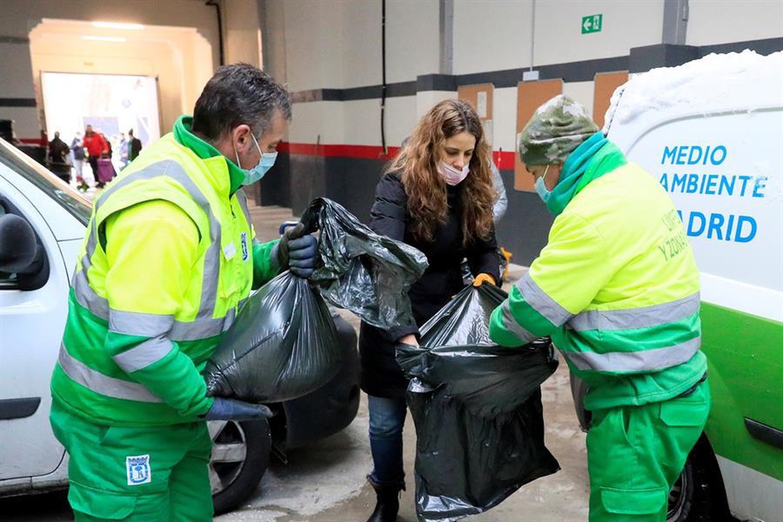 Reparto de sal en Madrid para echar en las calles tras la gran nevada