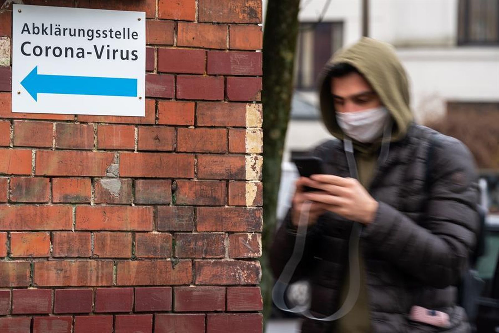 Un joven con mascarilla en Berlín